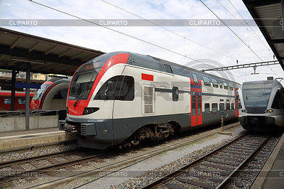 Tren de pasajeros en la estación | Foto de alta resolución |ID 5830773