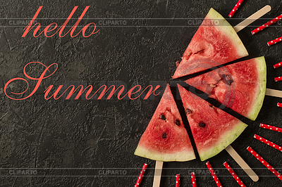 Кусочек арбуза с текстом Hello Summer, на темном | Фото большого размера |ID 6815409