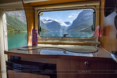 Вид из окна автодома RV Caravan на красивую | Фото большого размера |ID 6882401
