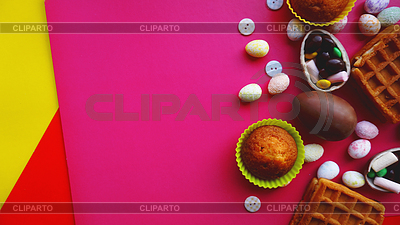 Huevos de Pascua de la decoración en fondo rosado. Lay Flat, | Foto de alta resolución |ID 6827447