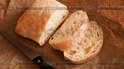 Chef rebanadas ciabatta con cuchillo. Rebanadas de chapata | Foto de alta resolución |ID 7177649