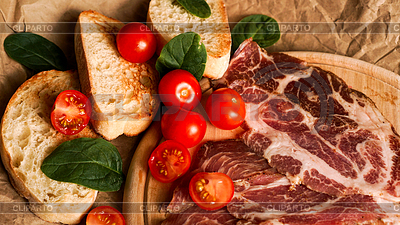 Brotscheiben, Kirschtomaten, Spinat und Schinken. | Foto mit hoher Auflösung |ID 7177673