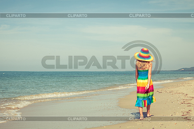 Niña que se coloca en la playa | Foto de alta resolución |ID 6193034